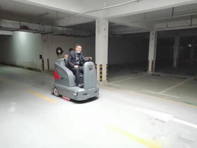 陇南小区物业保洁不用人力改用驾驶式洗地机了